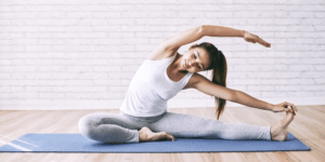 Fleksibilitas Batin: Mengapa Studio Yoga 2025 Fokus pada "Mental Repatterning" Bukan Hanya Peregangan Otot