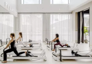 Pilates Tanpa Reformer? Analisis Trend "Mat Pilates Plus" yang Merajai Studio di 2025.