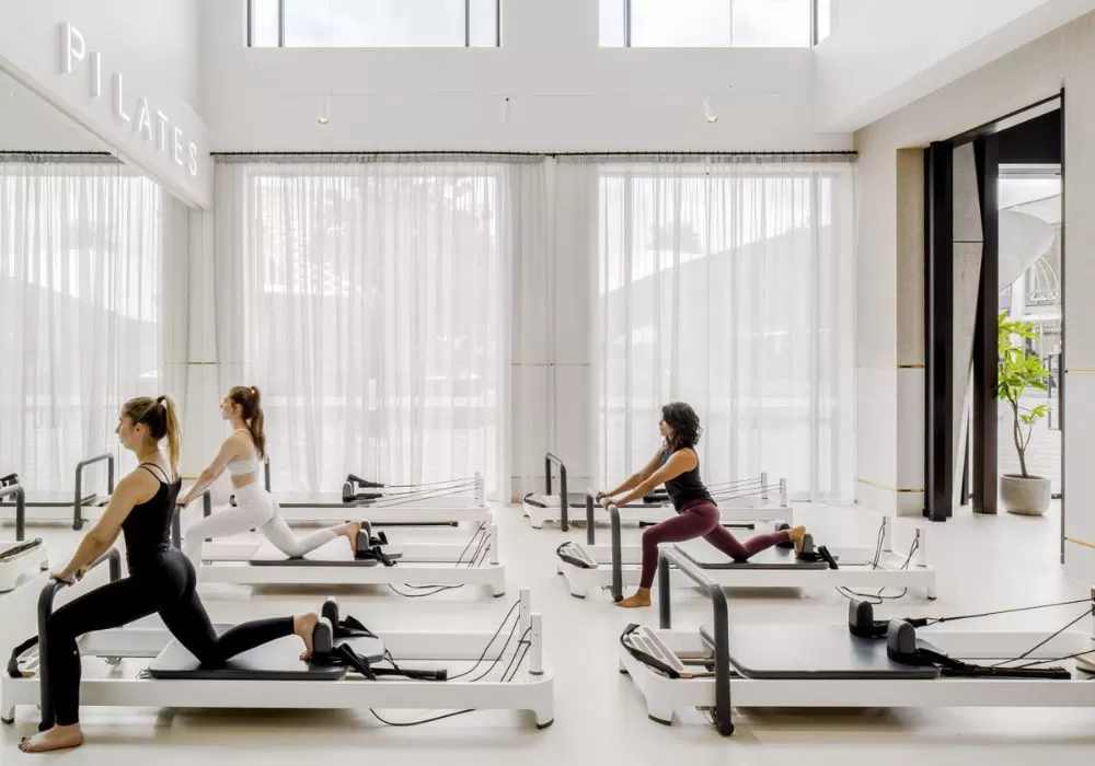 Pilates Tanpa Reformer? Analisis Trend "Mat Pilates Plus" yang Merajai Studio di 2025.